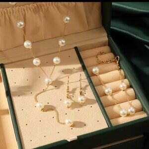 Elegant Gold and Pearl Jewelry Set